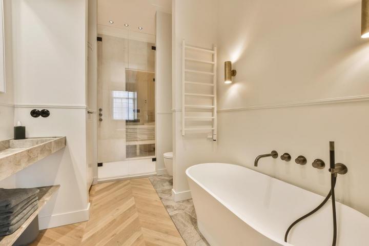 Une salle de bain rénovée complètement